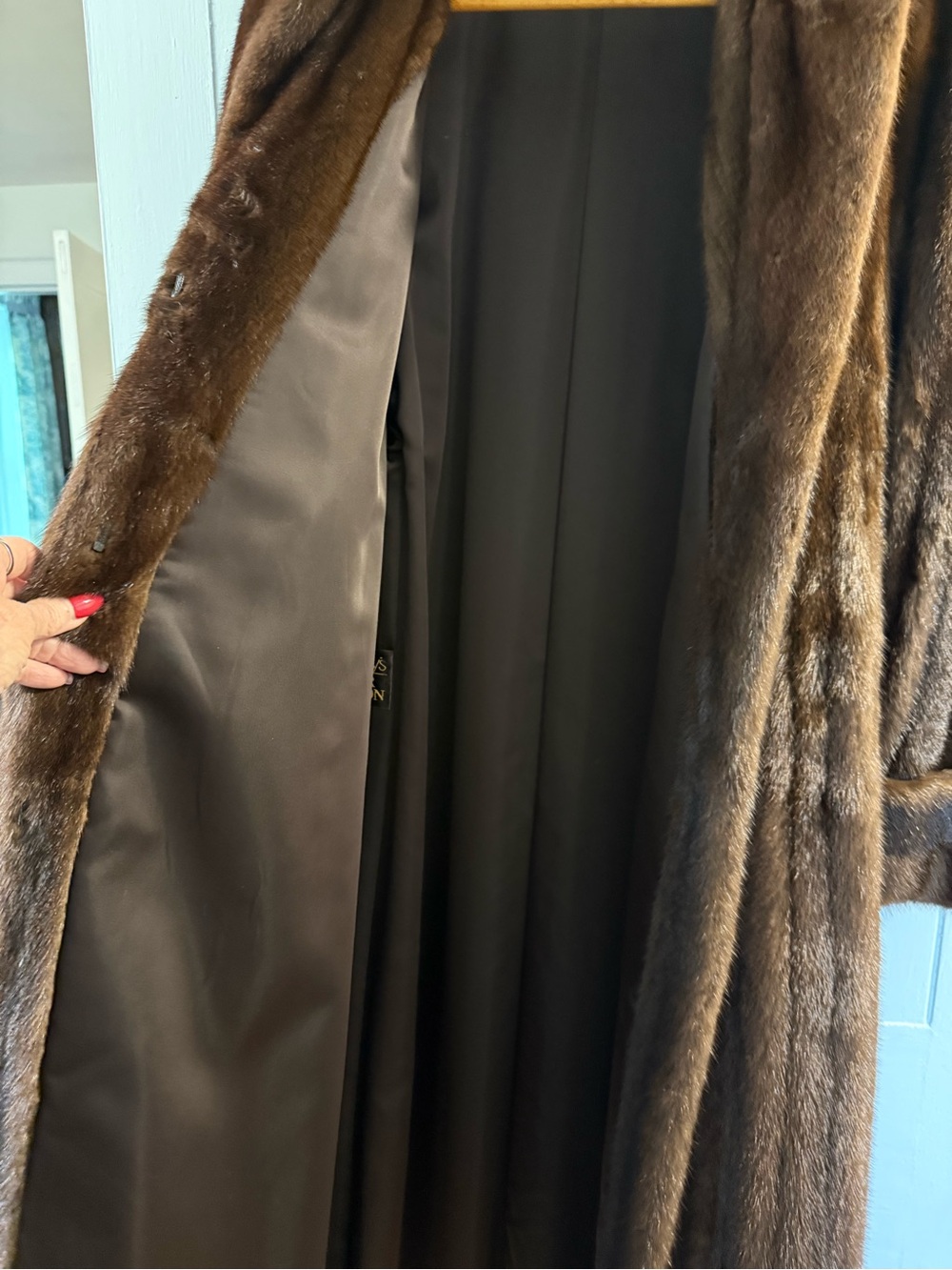 Stunning Full Length Mahogany Fur for Women - Picture 5 of 9